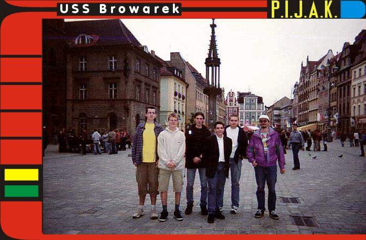 Dolnoslascy trekerzy na Wroclawskim rynku. W tle widac rdzen Warp (znaczy pregiez). Od lewej: Dexter, Przemek Two, Jakub 4of5, Przemek One, Bartek i Wojtek